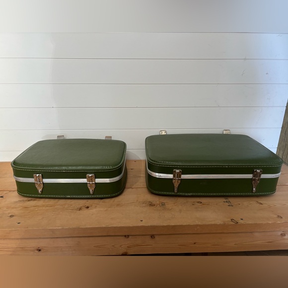 Vintage Green Suitcase (Handheld) - Picture 3 of 6